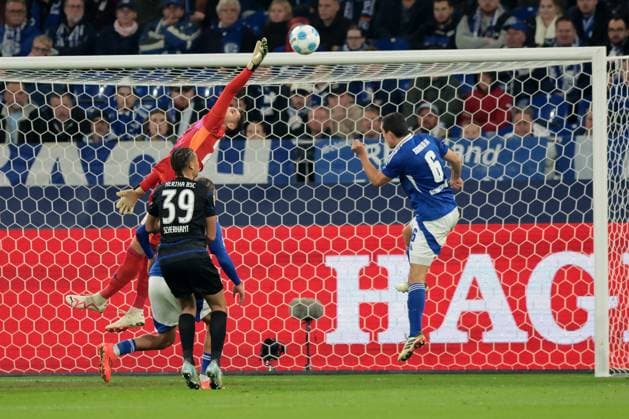 Justin Heekeren FC Schalke 04 can defend the ball during the match of the 2 BL season 2024 25 FC Schalke 04 Hertha BSC Copyright Thomas Pakusch