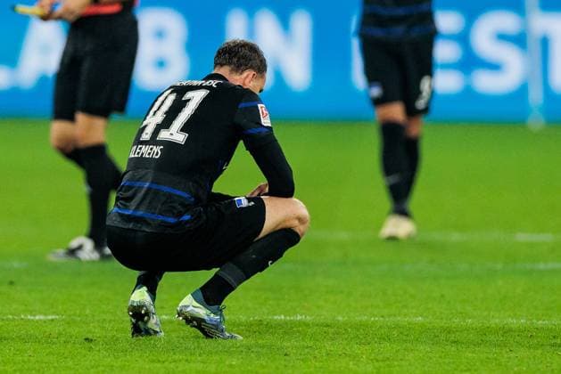 2 Soccer Bundesliga FC Schalke 04 Hertha BSC Berlin 05 10 2024 Pascal Klemens Hertha BSC Berlin, 41 frustrated in the squat after the draw 2 Soccer Bundesliga FC Schalke 04 Hertha BSC Berlin, VELTINS Arena on 05 10 2024 DFL REGULATIONS PROHIBIT ANY USE OF PHOTOGRAPHS AS IMAGE SEQUENCES AND OR QUASI VIDEO Copyright: xBEAUTIFULxSPORTS Wunderlx