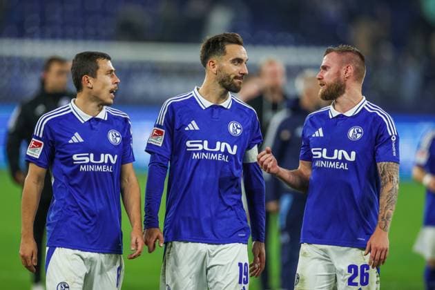 05 10 2024, Football, Season 2024 2025, 2 Bundesliga, Matchday 8, FC Schalke 04 Hertha BSC, f l Ron Schallenberg FC Schalke 04 , Kenan Karaman FC Schalke 04 , Tomas Kalas FC Schalke 04 Gelsenkirchen Veltins Arena NRW Germany xRHR PHOTO TRx Copyright: TimxRehbein RHR-FOTOx RHR-FOTO TR