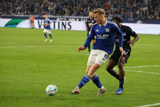 Emil Hojlund FC Schalke 04 and Deyovaisio Zeefuik Hertha BSC at the match of the 2 BL season 2024 25 FC Schalke 04 Hertha BSC Copyright Thomas Pakusch