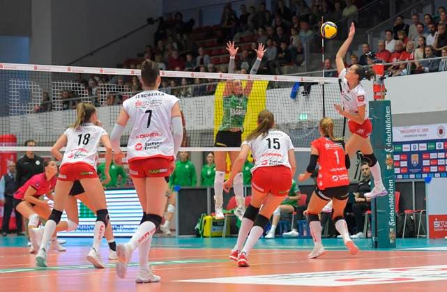 05 10 2024, Dresdens Nathalie Lemmens smashes, Volleyball, Bundesliga, Dresdner SC USC Münster 3 0, Dresden