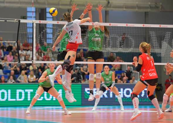 05 10 2024, Dresdens Lorena Lorber Fijok lobs the ball, Volleyball, Bundesliga, Dresdner SC USC Münster 3 0, Dresden