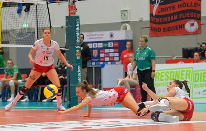 05 10 2024, Dresdens Sarah Straube clears on the ground in front of Dresdens Lorena Lorber Fijok, Volleyball, Bundesliga, Dresdner SC USC Münster 3 0, Dresden