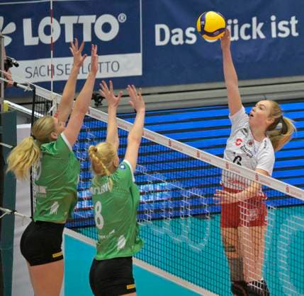 05 10 2024, Dresdens Emma Clothier overcomes Münsters Mia Kirchhoff and Luisa van Clewe, Volleyball, Bundesliga, Dresdner SC USC Münster 3 0, Dresden