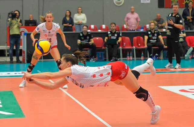 05 10 2024, great effort by Dresdens Lorena Lorber Fijok, Volleyball, Bundesliga, Dresdner SC USC Münster 3 0, Dresden