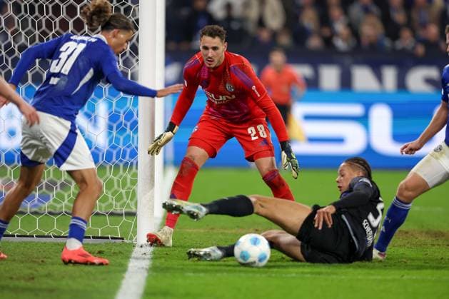 05 10 2024, Football, FC Schalke 04 Hertha BSC, 2 Fußball Bundesliga, Veltins Arena Gelsenkirchen, Saison 2024 2025 Goalkeeper Justin Heekeren Schalke04 28 hat den Überblick DFB regulations prohibit any use of photographs as image sequences and or quasi video Nordrhein Westfalen Germany