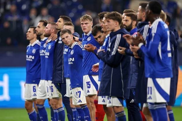 05 10 2024, Fußball, FC Schalke 04 Hertha BSC, 2 Fußball Bundesliga, Veltins Arena Gelsenkirchen, Saison 2024 2025 Die mannschaft steht zusammen mit Emil Hojlund Schalke04 15 und bedankkt sich bei den Fans DFB regulations prohibit any use of photographs as image sequences and or quasi video Nordrhein Westfalen Germany