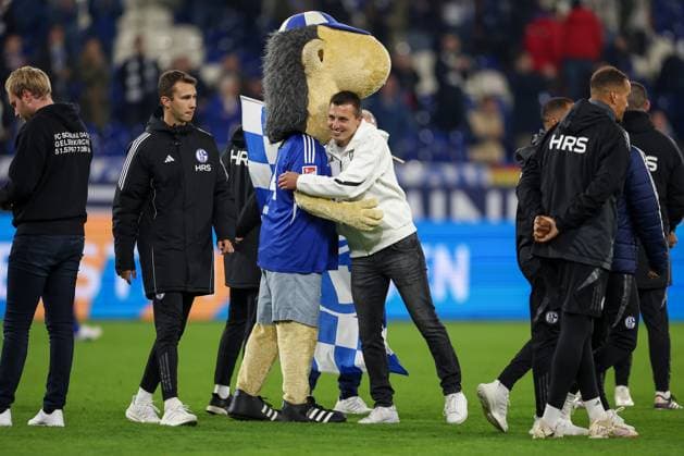 05 10 2024, Football, FC Schalke 04 Hertha BSC, 2 Fußball Bundesliga, Veltins Arena Gelsenkirchen, Season 2024 2025 Coach Jakob Fimpel Interim coach Schalke04 together with the mascot DFB regulations prohibit any use of photographs as image sequences and or quasi video Nordrhein Westfalen Germany