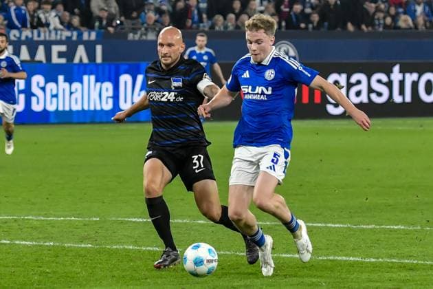 v li fighting for the ball Toni Leistner Hertha 37 Derry Murkin Schalke 5 05 10 2024 Soccer FC Schalke 04 vs Hertha BSC, Veltins Arena, Gelsenkirchen, DFB DFL REGULATIONS PROHIBIT ANY USE OF PHOTOGRAPHS AS IMAGE SEQUENCES AND OR QUASI VIDEO NRW Germany Copyright: xpepphotox xSaschaxWeizx pep00321, pep_20241005_hm_4322