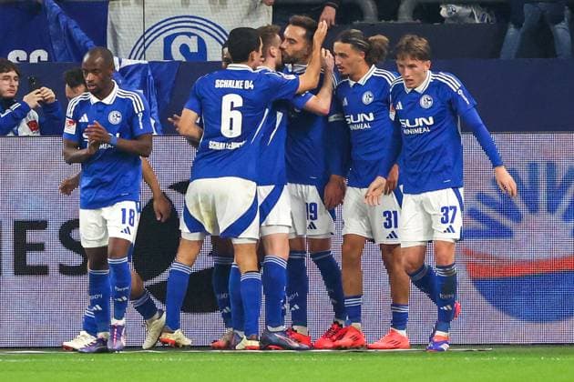 2 Bundesliga FC Schalke 04 Hertha BSC Berlin on 05 10 2024 at the Veltins Arena on Schalke Cheering, goal celebration, goal scorer, goal scorer Kenan Karaman Schalke 19 cheers with the team after his goal to make it 1 - 1 MH