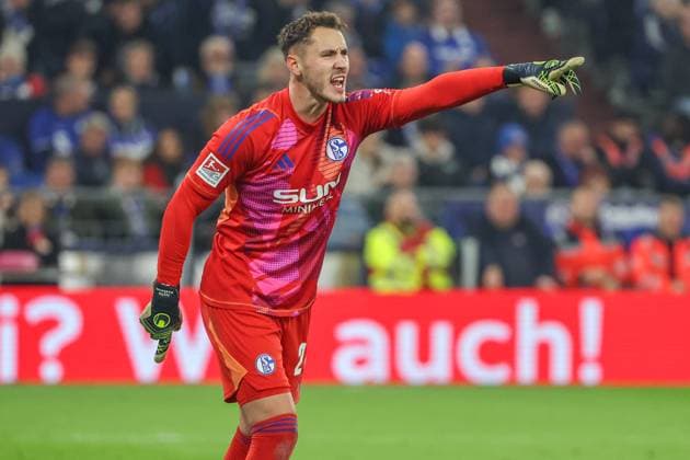 2 Bundesliga FC Schalke 04 Hertha BSC Berlin on 05 10 2024 in the Veltins Arena at Schalke Goalkeeper Justin Heekeren Schalke 28 gives loud instructions MH