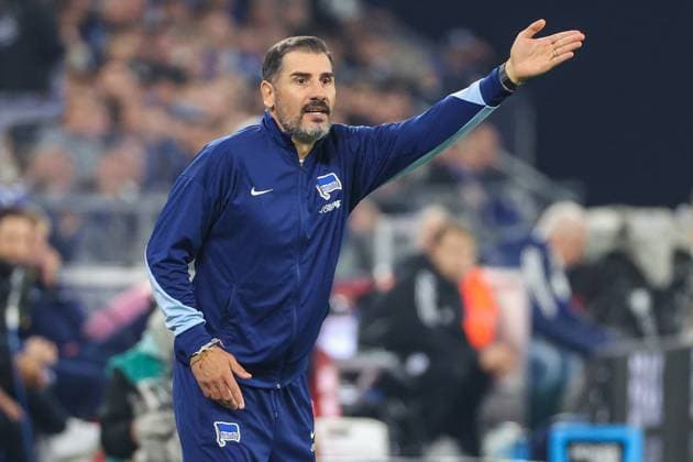 2 Bundesliga FC Schalke 04 Hertha BSC Berlin on 05 10 2024 at the Veltins Arena in Schalke Coach Cristian Fiel Hertha gesticulates MH