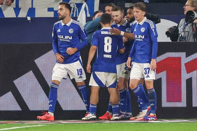 2 Bundesliga FC Schalke 04 Hertha BSC Berlin on 05 10 2024 at the Veltins Arena on Schalke Cheering, goal celebration, goal scorer, goal scorer Tobias Mohr Schalke 29 celebrates with the team after his goal to make it 2 to 1 MH