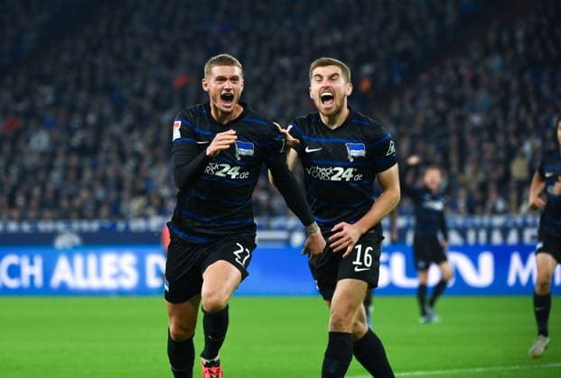 Cheers Michael Cuisance Hertha BSC , Jonjoe Kenny Hertha BSC , v li 0 1 05 10 2024, Soccer 2 Bundesliga, Matchday 8, Season 2024 2025 FC Schalke 04 Hertha BSC 2 2 Gelsenkirchen Veltins Arena Nordrhein Westfalen Germany Team2