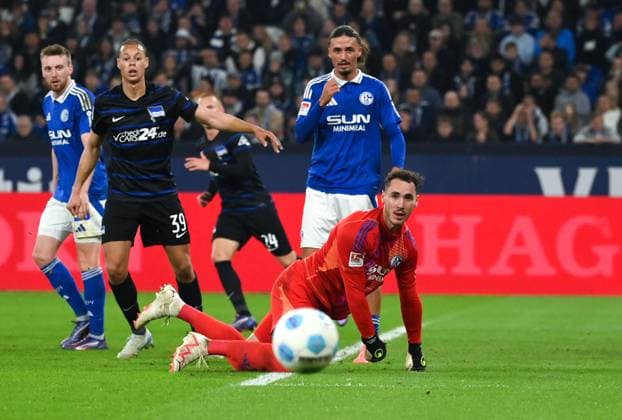 Goalkeeper Justin Heekeren FC Schalke 04 in action 05 10 2024, Soccer 2 Bundesliga, Matchday 8, Season 2024 2025 FC Schalke 04 Hertha BSC 2 2 Gelsenkirchen Veltins Arena Nordrhein Westfalen Germany Team2