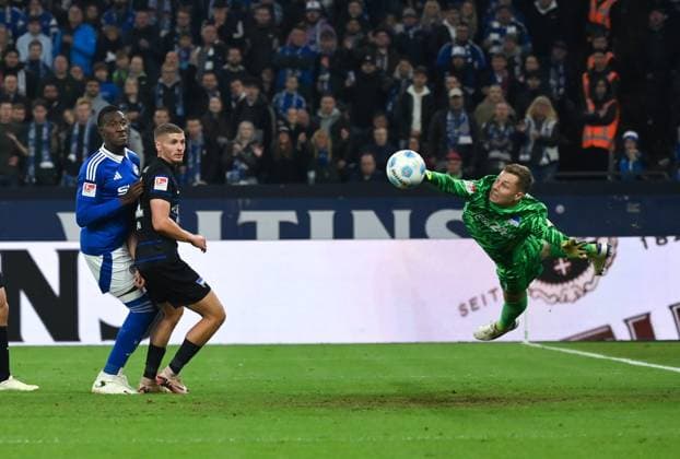 Goalkeeper Tjark Ernst Hertha BSC saves shortly before the end after a header by Kenan Karaman FC Schalke 04 , not on the picture 05 10 2024, Soccer 2 Bundesliga, Matchday 8, Season 2024 2025 FC Schalke 04 Hertha BSC 2 2 Gelsenkirchen Veltins Arena Nordrhein Westfalen Germany Team2