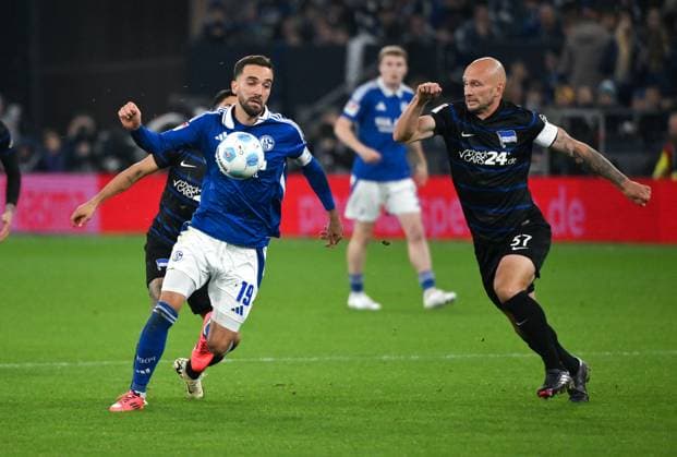 Kenan Karaman FC Schalke 04 , Toni Leistner Hertha BSC , v li 05 10 2024, Soccer 2 Bundesliga, Matchday 8, Season 2024 2025 FC Schalke 04 Hertha BSC 2 2 Gelsenkirchen Veltins Arena Nordrhein Westfalen Germany Team2