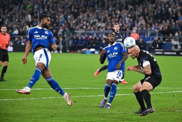 from left , Moussa Sylla FC Schalke 04 , Christopher Antwi Adjei Schalke 04 , Toni Leistner Hertha BSC 05 10 2024, Soccer 2 Bundesliga, Matchday 8, Season 2024 2025 FC Schalke 04 Hertha BSC 2 2 Gelsenkirchen Veltins Arena Nordrhein Westfalen Germany Team2