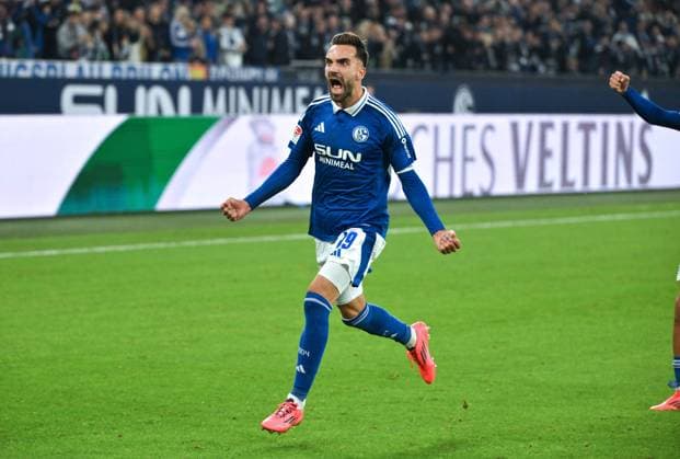Cheers 1 1 Kenan Karaman FC Schalke 04 05 10 2024, Football 2 Bundesliga, Matchday 8, Season 2024 2025 FC Schalke 04 Hertha BSC 2 2 Gelsenkirchen Veltins Arena Nordrhein Westfalen Germany Team2