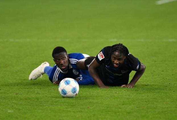 Bryan Lasme FC Schalke 04 , Deyovaisio Zeefuik Hertha BSC , v li 05 10 2024, Soccer 2 Bundesliga, Matchday 8, Season 2024 2025 FC Schalke 04 Hertha BSC 2 2 Gelsenkirchen Veltins Arena Nordrhein Westfalen Germany Team2