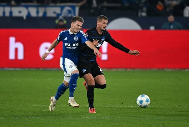 Lino Tempelmann Schalke 04 , Michael Cuisance Hertha BSC , v li 05 10 2024, Soccer 2 Bundesliga, Matchday 8, Season 2024 2025 FC Schalke 04 Hertha BSC 2 2 Gelsenkirchen Veltins Arena Nordrhein Westfalen Germany Team2