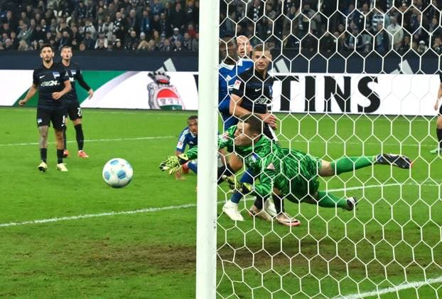 Goalkeeper Tjark Ernst Hertha BSC saves a header from Anton Donkor FC Schalke 04 , center back 05 10 2024, Soccer 2 Bundesliga, Matchday 8, Season 2024 2025 FC Schalke 04 Hertha BSC 2 2 Gelsenkirchen Veltins Arena Nordrhein Westfalen Germany Team2