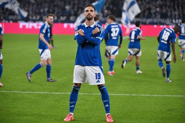 Cheer Kenan Karaman FC Schalke 04 05 10 2024, Football 2 Bundesliga, Matchday 8, Season 2024 2025 FC Schalke 04 Hertha BSC 2 2 Gelsenkirchen Veltins Arena Nordrhein Westfalen Germany Team2