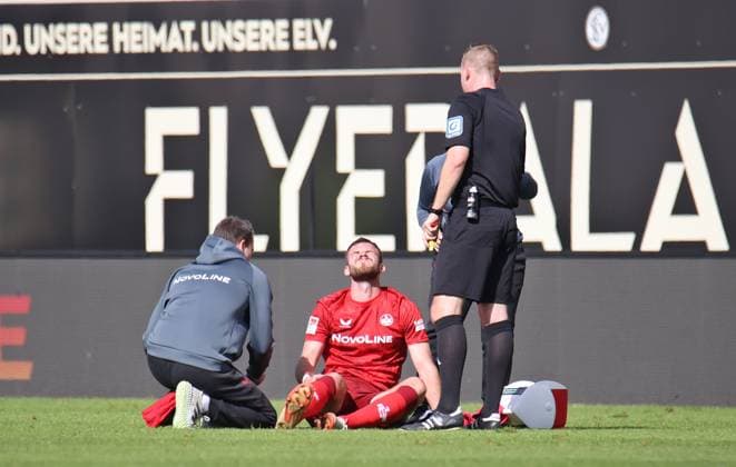 05.10.2024, Fussball, Herren, 2. Bundesliga, Saison 2024 2025, SV 07 Elversberg - 1. FC Kaiserslautern, Boris Tomiak (1. FC Kaiserslautern) sitzt verletzt auf dem Rasen, wird behandelt Elversberg Ursapharm-Arena an der Kaiserlinde Saarland Deutschland (DE) *** 05 10 2024, Football, Men, 2 Bundesliga, Season 2024 2025, SV 07 Elversberg 1 FC Kaiserslautern, Boris Tomiak 1 FC Kaiserslautern sits injured on the pitch, being treated Elversberg Ursapharm Arena an der Kaiserlinde Saarland Germany EN Copyright: xFabianxKleerx