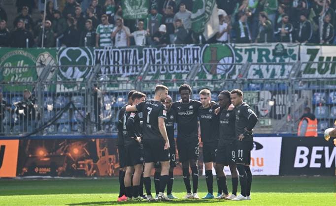 06 10 2024 Soccer Season 2024 2025 2 Soccer Bundesliga 08 Matchday 1 FC Magdeburg FCM SpVgg Greuther Fürth Kleeblatt Sportfoto Zink xwoxzix DFL regulations prohibit any use of photographs as image sequences and or quasi video only for editorial use Teamkreis Mannschaft Team Fürth