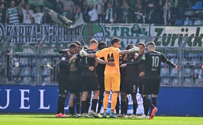 06 10 2024 Soccer Season 2024 2025 2 Soccer Bundesliga 08 Matchday 1 FC Magdeburg FCM SpVgg Greuther Fürth Kleeblatt Sportfoto Zink xwoxzix DFL regulations prohibit any use of photographs as image sequences and or quasi video only for editorial use Teamkreis Mannschaft Team Fürth