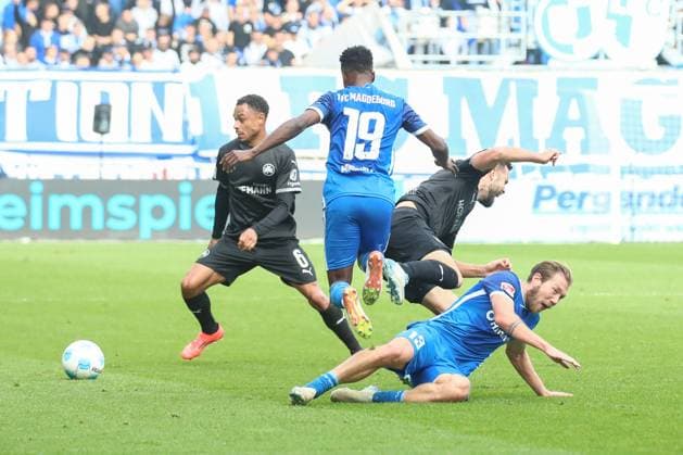 06 10 2024, xgox, Soccer 2 Bundesliga, 1 FC Magdeburg SpVgg Greuther Fuerth emspor, v l Sacha Banse Fuerth, 6 , Lubambo Musonda Magdeburg, 19 , Connor Krempicki Magdeburg, 13 duel, fight, tackle DFL DFB REGULATIONS PROHIBIT ANY USE OF PHOTOGRAPHS as IMAGE SEQUENCES and or QUASI VIDEO Magdeburg