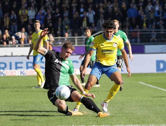 Phil Neumann Hannover 96 , Johan Gomez Eintracht Braunschweig Football, Men, Season 2024 2025 2 BL, Eintracht Stadion, Eintracht Braunschweig vs Hannover 96, Lower Saxony derby DFL REGULATIONS PROHIBIT ANY USE OF PHOTOGRAPHS AS IMAGE SEQUENCES AND OR QUASI VIDEO