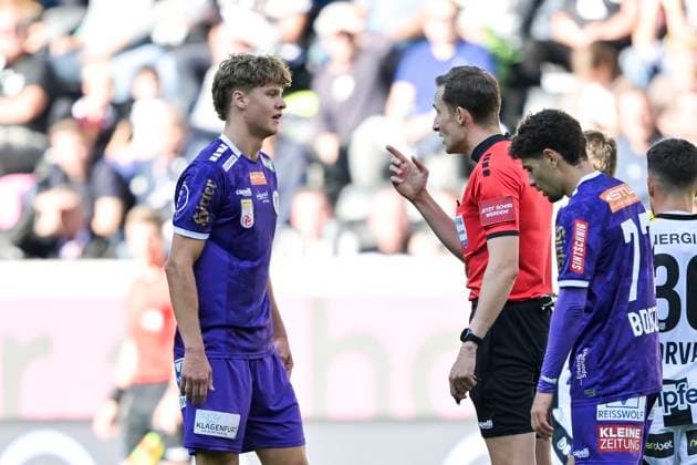 SOCCER - BL, LASK vs A.Klagenfurt LINZ,AUSTRIA,06.OCT.24 - SOCCER - ADMIRAL Bundesliga, Linzer ASK vs SK Austria Klagenfurt. Image shows Jannik Robatsch (A.Klagenfurt) and referee Christian-Petru Ciochirca.  GEPAxpictures xChristianxMoser