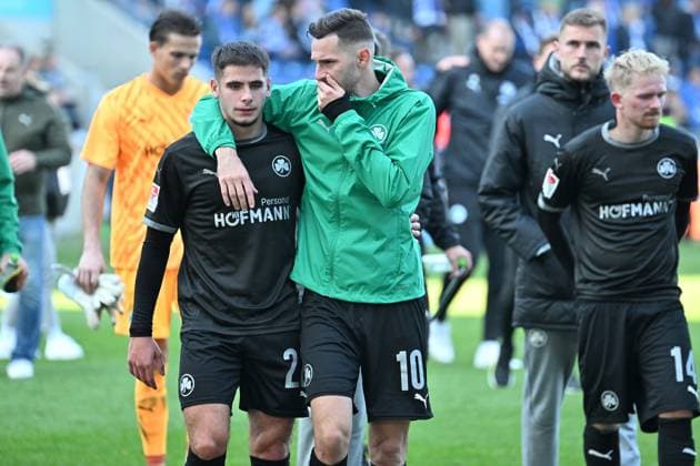 06 10 2024 Soccer Season 2024 2025 2 Soccer Bundesliga 08 Matchday 1 FC Magdeburg FCM SpVgg Greuther Fürth Kleeblatt Sportfoto Zink xwoxzix DFL regulations prohibit any use of photographs as image sequences and or quasi video only for editorial use Nemanja Motika 22, SpVgg Greuther Fürth Branimir Hrgota 10, SpVgg Greuther Fürth after the end of the match