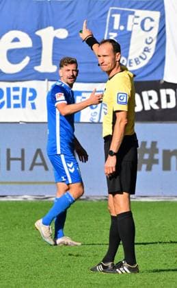 06 10 2024 Soccer Season 2024 2025 2 Soccer Bundesliga 08 Matchday 1 FC Magdeburg FCM SpVgg Greuther Fürth Kleeblatt Sportfoto Zink MeZi xmexzix DFL regulations prohibit any use of photographs as image sequences and or quasi video only for editorial use Bastian Dankert Referee
