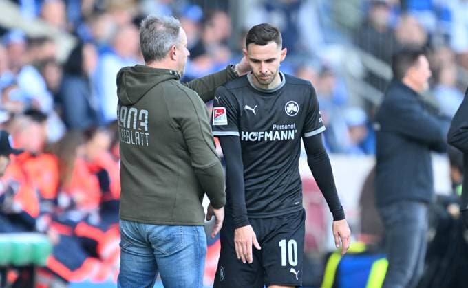 06 10 2024 Soccer Season 2024 2025 2 Soccer Bundesliga 08 Matchday 1 FC Magdeburg FCM SpVgg Greuther Fürth Kleeblatt Sportfoto Zink xwoxzix DFL regulations prohibit any use of photographs as image sequences and or quasi video only for editorial use Alexander Zorniger Trainer SpVgg Greuther Fürth Branimir Hrgota 10, SpVgg Greuther Fürth after substitution