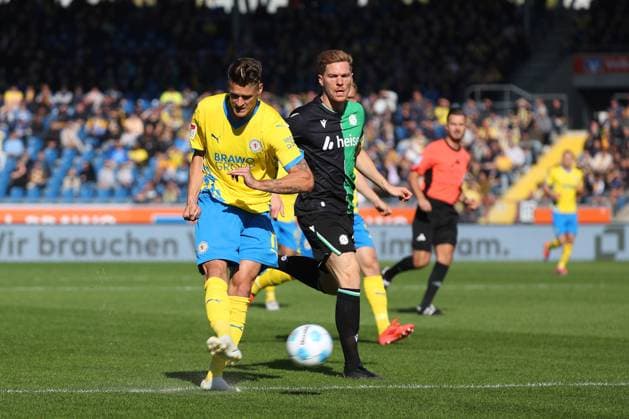 Braunschweig vs Hannover, 2 BL Braunschweig, 06 10 2024, FOOTBALL Eintracht Braunschweig vs Hannover 96, 2 BL, Season 2024 25 Levente Szabo Eintracht Braunschweig , Marcel Halstenberg Hannover 96 Braunschweig