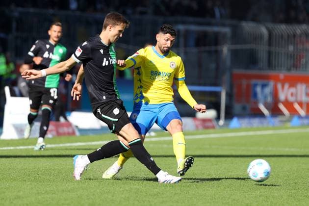 Braunschweig vs Hannover, 2 BL Braunschweig, 06 10 2024, FOOTBALL Eintracht Braunschweig vs Hannover 96, 2 BL, Season 2024 25 Phil Neumann Hannover 96 , Fabio Kaufmann Eintracht Braunschweig Braunschweig