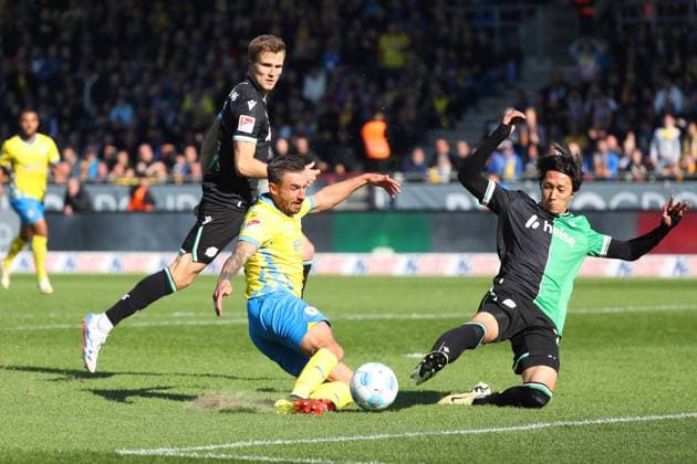 Braunschweig vs Hannover, 2 BL Braunschweig, 06 10 2024, FOOTBALL Eintracht Braunschweig vs Hannover 96, 2 BL, Season 2024 25 Robin Krauße Eintracht Braunschweig , Sei Muroya Hannover 96 Braunschweig