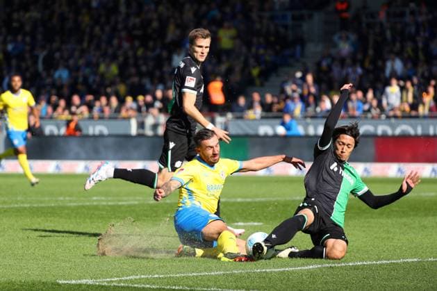 Braunschweig vs Hannover, 2 BL Braunschweig, 06 10 2024, FOOTBALL Eintracht Braunschweig vs Hannover 96, 2 BL, Season 2024 25 Robin Krauße Eintracht Braunschweig , Sei Muroya Hannover 96 Braunschweig