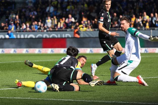 Braunschweig vs Hannover, 2 BL Braunschweig, 06 10 2024, FUßBALL Eintracht Braunschweig vs Hannover 96, 2 BL, Season 2024 25 Robin Krauße Eintracht Braunschweig , Sei Muroya Hannover 96 , Goalkeeper Ron Robert Zieler Hannover 96 Braunschweig