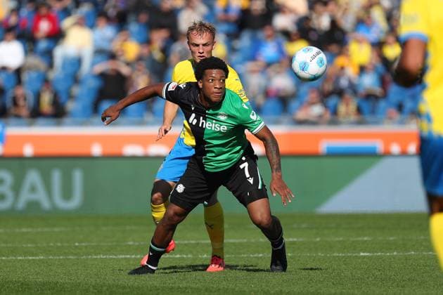 Braunschweig vs Hannover, 2 BL Braunschweig, 06 10 2024, FOOTBALL Eintracht Braunschweig vs Hannover 96, 2 BL, Season 2024 25 Jessic Ngankam Hannover 96 , Niklas Tauer Eintracht Braunschweig Braunschweig
