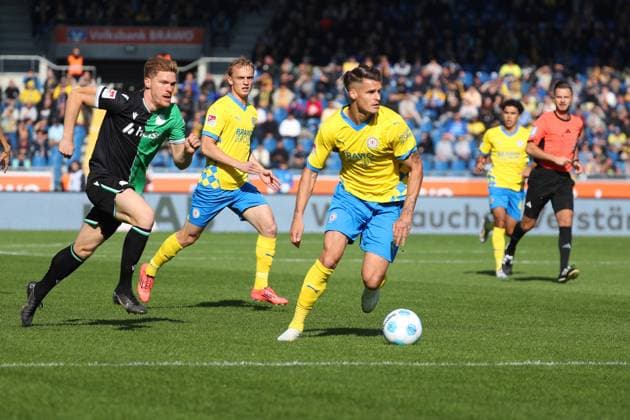 Braunschweig vs Hannover, 2 BL Braunschweig, 06 10 2024, FOOTBALL Eintracht Braunschweig vs Hannover 96, 2 BL, Season 2024 25 Marcel Halstenberg Hannover 96 , Levente Szabo Eintracht Braunschweig Braunschweig