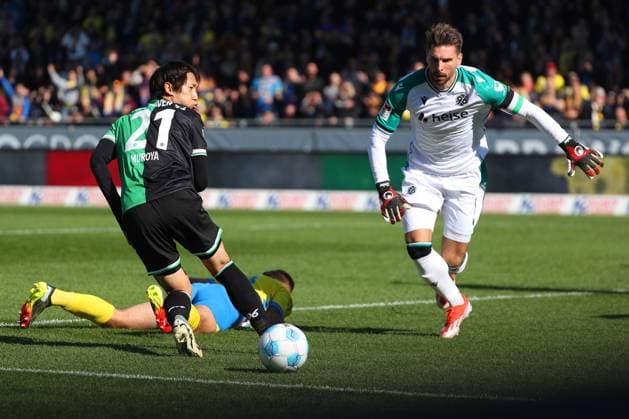 Braunschweig vs Hannover, 2 BL Braunschweig, 06 10 2024, FOOTBALL Eintracht Braunschweig vs Hannover 96, 2 BL, Season 2024 25 Sei Muroya Hannover 96 , Goalkeeper Ron Robert Zieler Hannover 96 Braunschweig