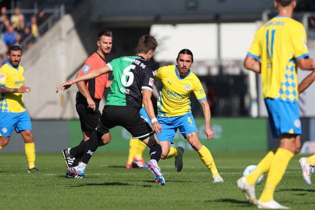 Braunschweig vs Hannover, 2 BL Braunschweig, 06 10 2024, FOOTBALL Eintracht Braunschweig vs Hannover 96, 2 BL, Season 2024 25 Fabian Kunze Hannover 96 , Rayan Philippe Eintracht Braunschweig Braunschweig