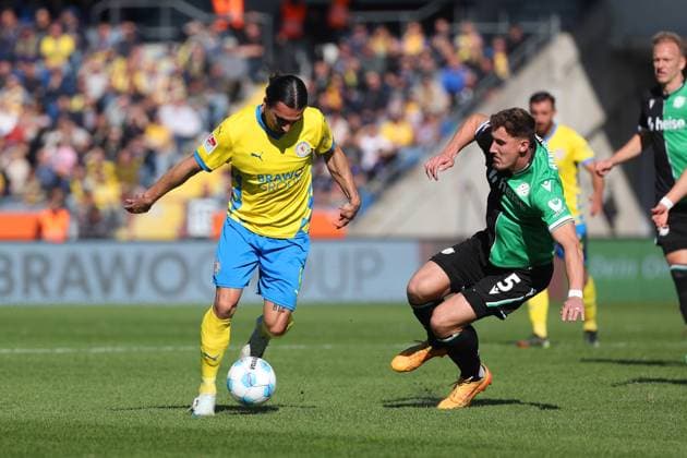 Braunschweig vs Hannover, 2 BL Braunschweig, 06 10 2024, FOOTBALL Eintracht Braunschweig vs Hannover 96, 2 BL, Season 2024 25 Rayan Philippe Eintracht Braunschweig , Phil Neumann Hannover 96 Braunschweig