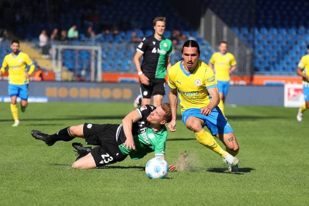Braunschweig vs Hannover, 2 BL Braunschweig, 06 10 2024, FOOTBALL Eintracht Braunschweig vs Hannover 96, 2 BL, Season 2024 25 Marcel Halstenberg Hannover 96 , Rayan Philippe Eintracht Braunschweig Braunschweig