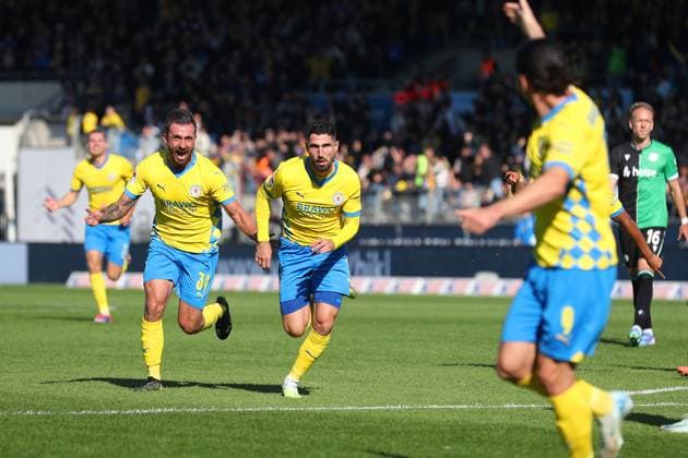 Braunschweig vs Hannover, 2 BL Braunschweig, 06 10 2024, FOOTBALL Eintracht Braunschweig vs Hannover 96, 2 BL, Season 2024 25 Fabio Kaufmann Eintracht Braunschweig celebrates with teammates after his goal to make it 1 0 Braunschweig