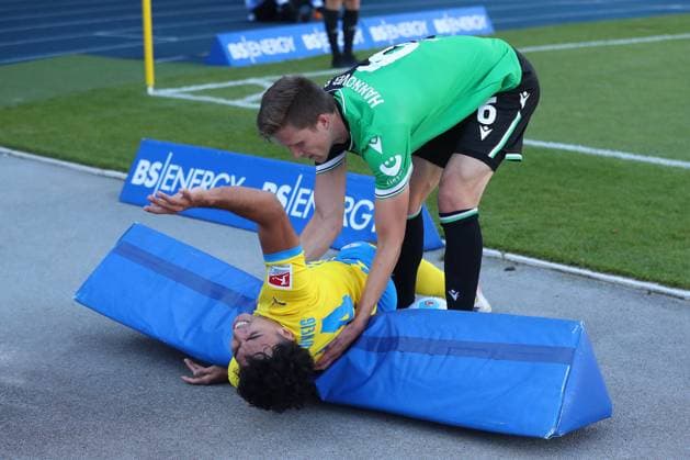 Braunschweig vs Hannover, 2 BL Braunschweig, 06 10 2024, FOOTBALL Eintracht Braunschweig vs Hannover 96, 2 BL, Season 2024 25 Johan Gomez Eintracht Braunschweig , Fabian Kunze Hannover 96 Braunschweig