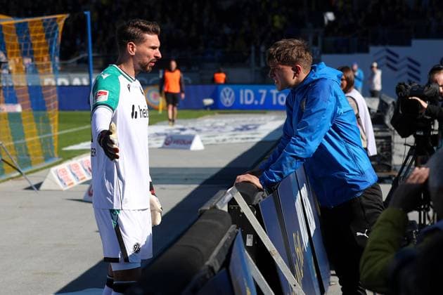 Braunschweig vs Hannover, 2 BL Braunschweig, 06 10 2024, FOOTBALL Eintracht Braunschweig vs Hannover 96, 2 BL, Season 2024 25 Goalkeeper Ron Robert Zieler Hannover 96 and the ball boy who didnt want to give the ball back Braunschweig
